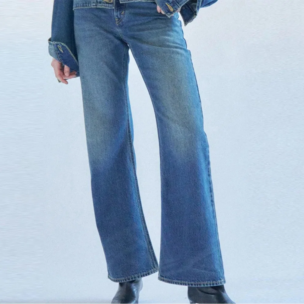 Женские джинсы буткат Loose Fit тёмного денима от Levi's — фото 2