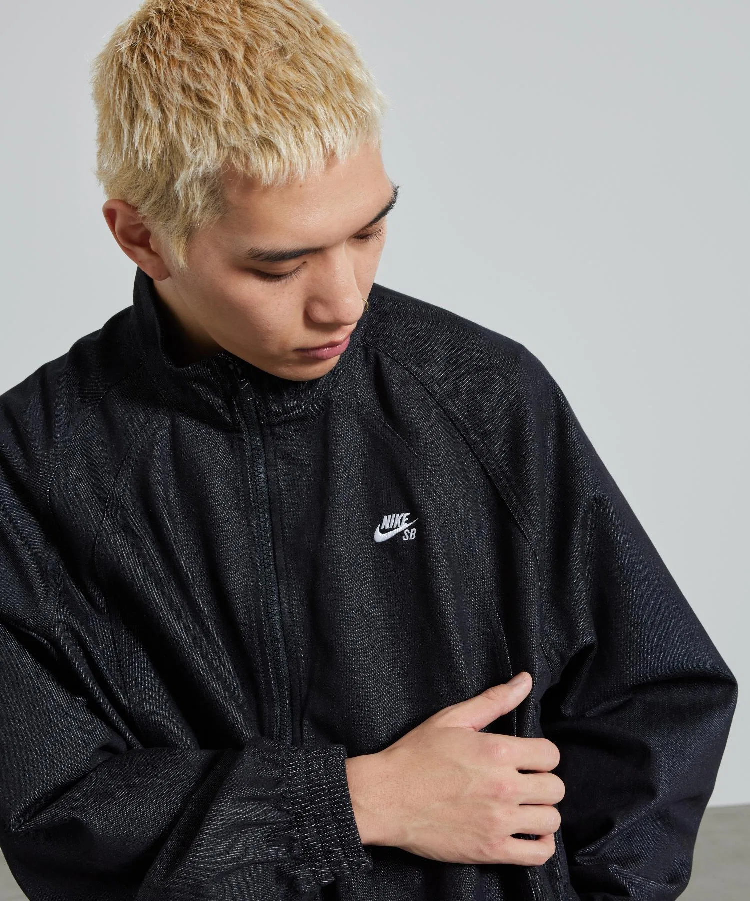 Спортивная куртка Nike SB Denim Full-Zip Track Jacket IH1989-010, черная.