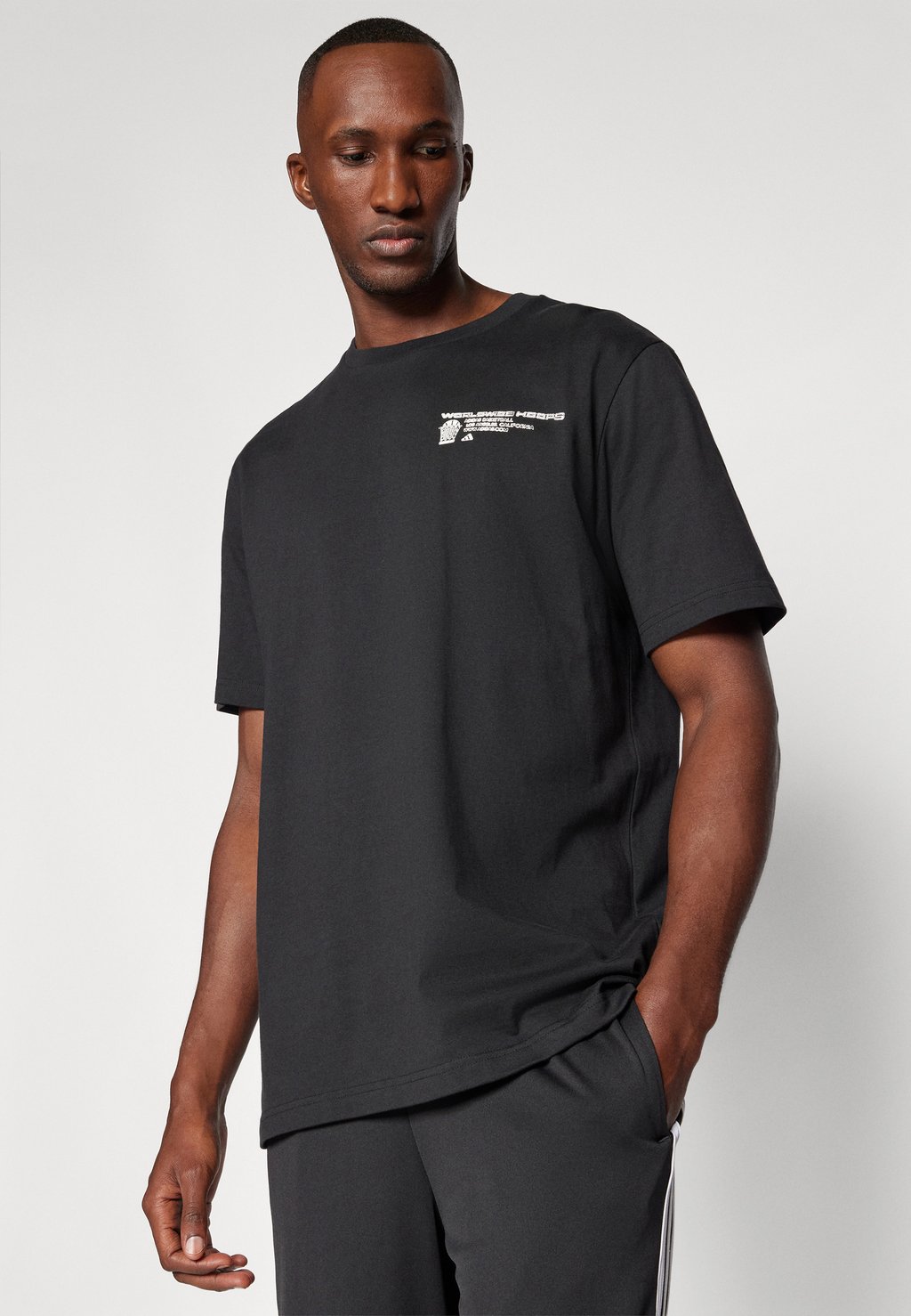 

Футболка с принтом WORLDWIDE HOOPS GRAPHIC adidas Performance, черный