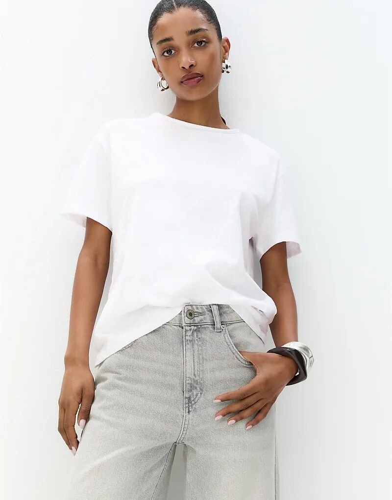 

Футболка Pull&Bear с необработанной отделкой белого цвета