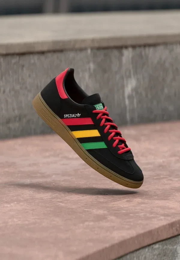 Кроссовки Handball Spezial Adidas Originals, черный/рубиновый/золотой