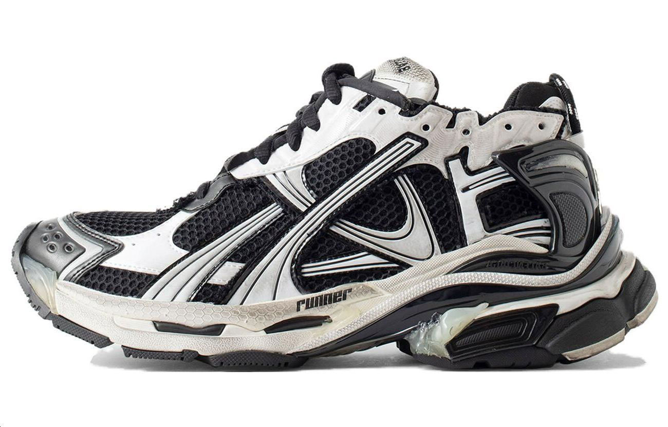 

Белая футболка Balenciaga с черным принтом