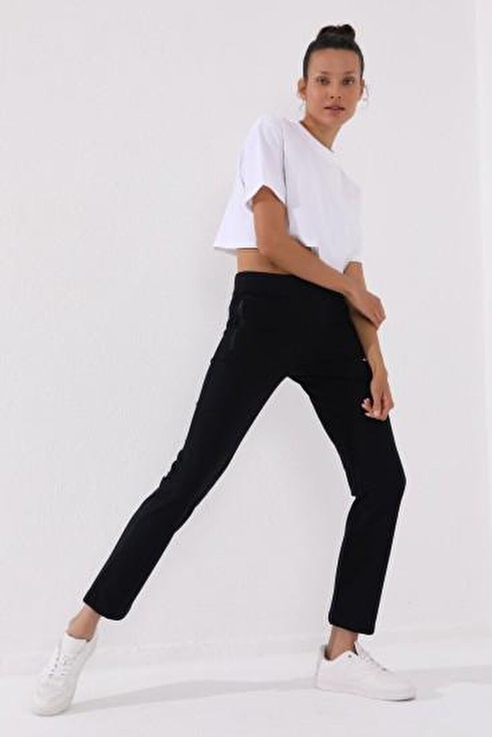 

Темно-синий классический женский спортивный костюм с карманом на молнии и удобной формой TOMMYLIFE