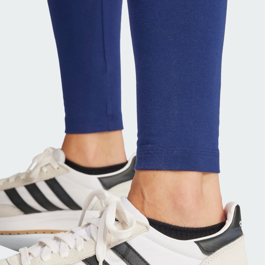 Узкие тренировочные брюки ADIDAS SPORTSWEAR Essentials, темно-синий — фото 4