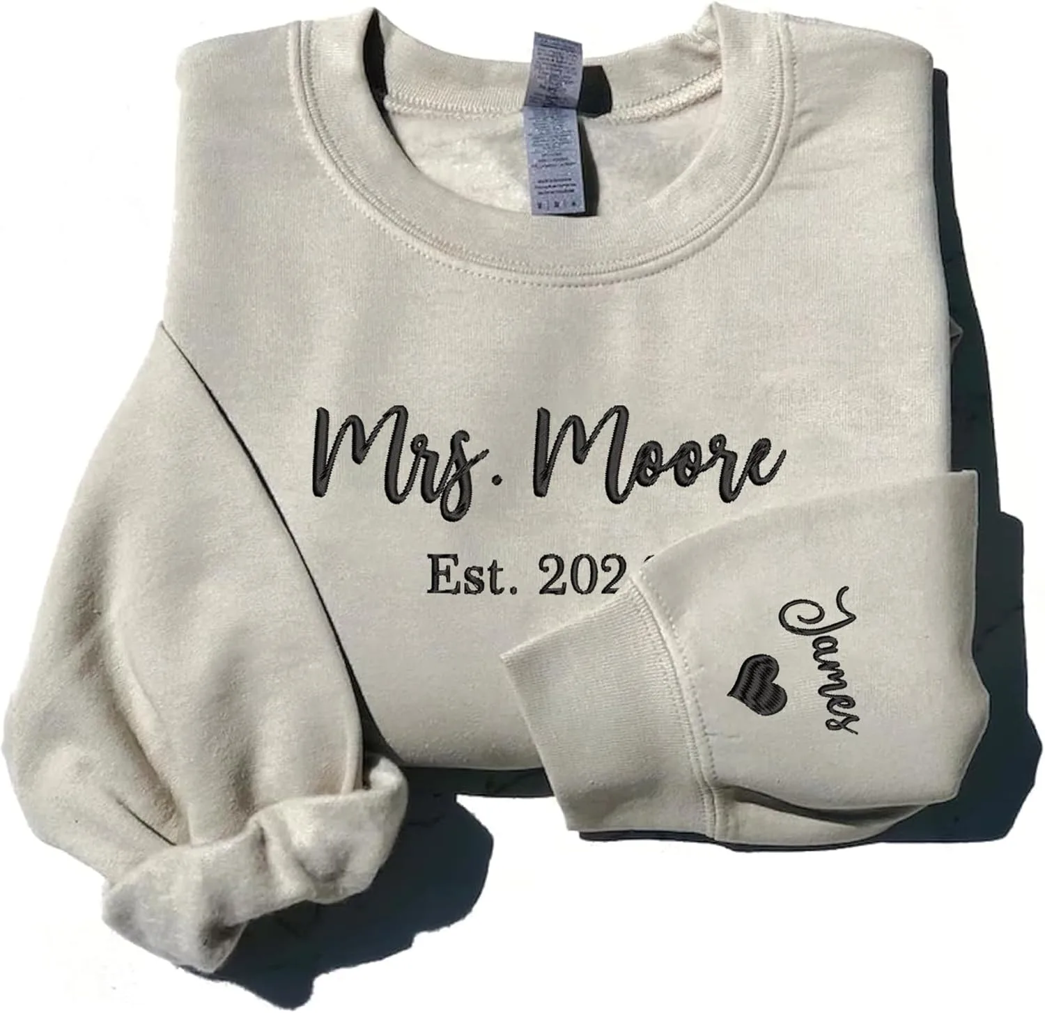 

Кастомный свитшот Noni с вышивкой "Mrs." и датой на рукаве