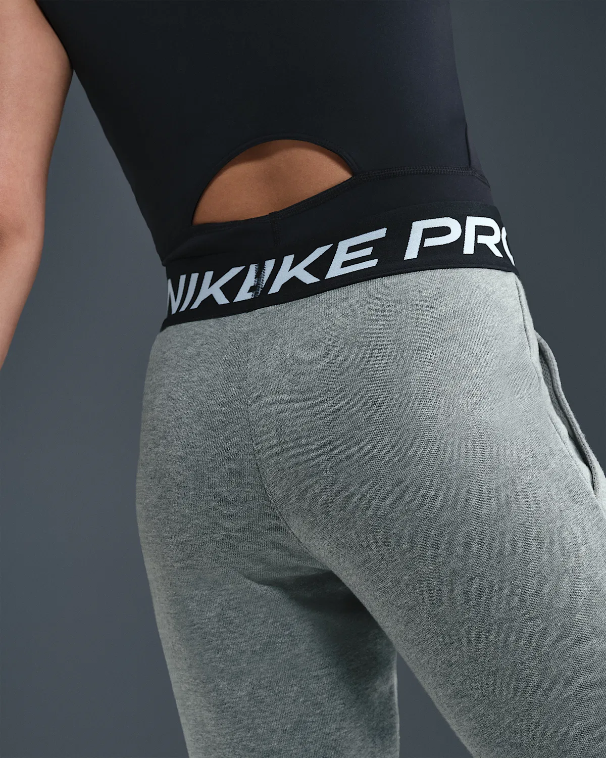 Детские (девчачьи) джоггеры Nike Pro Fleece Dri-FIT, Carbon Heather/Dark Steel Grey/Black/White — фото 3
