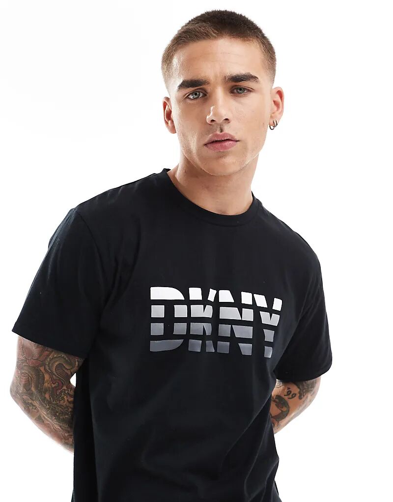 

Футболка Fishercats черного цвета DKNY