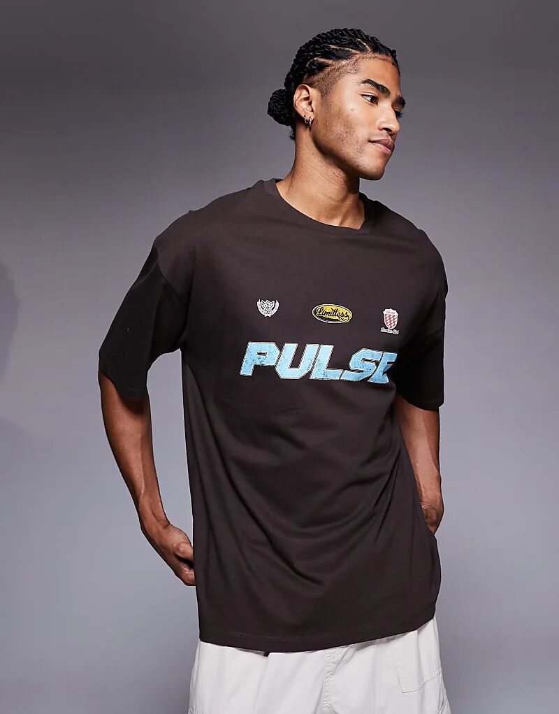 

Футболка свободного кроя ASOS DESIGN со спортивной графикой коричневого цвета