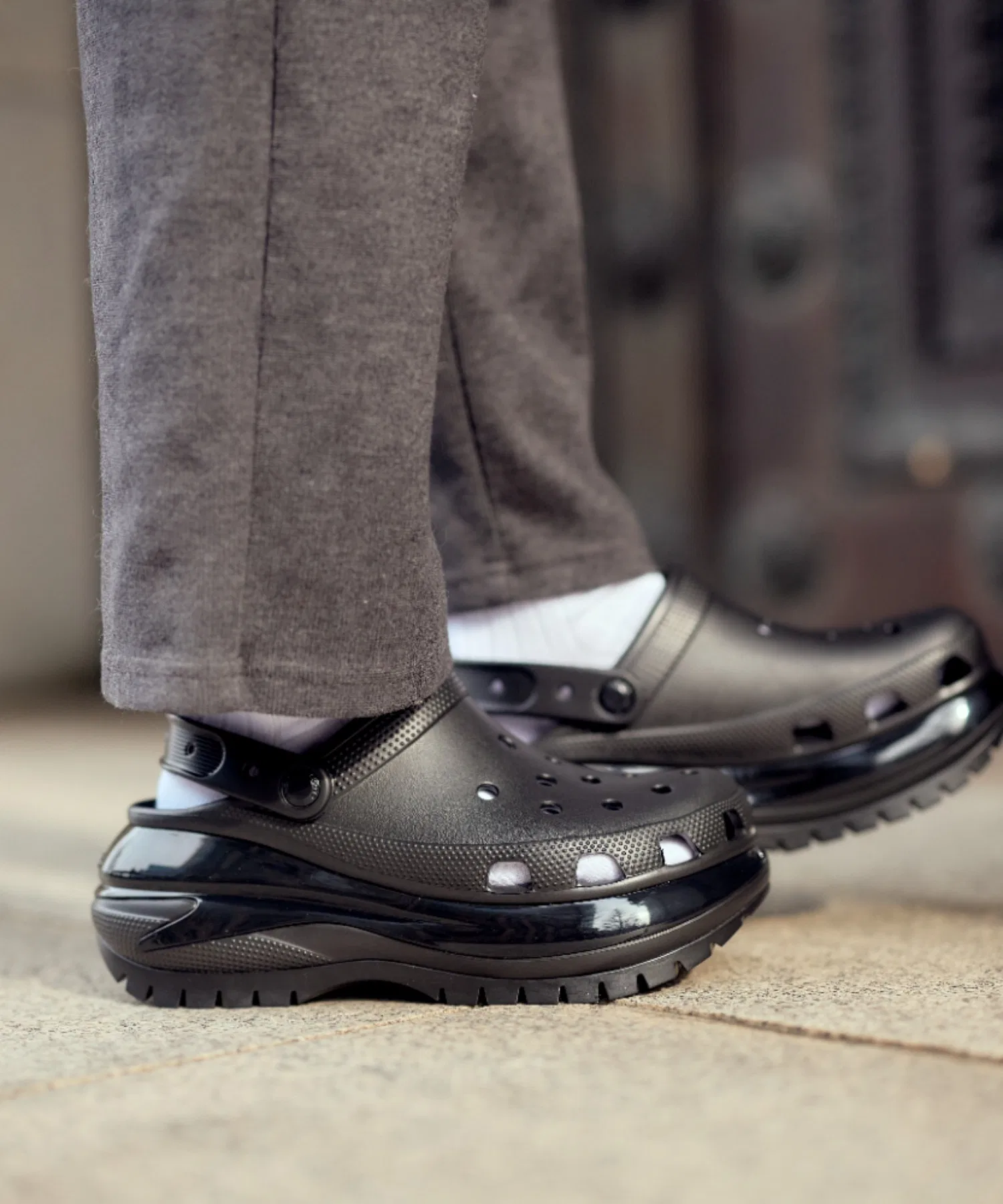 Мужские и женские кроксы Crocs Classic Mega Crush Clog — фото 4