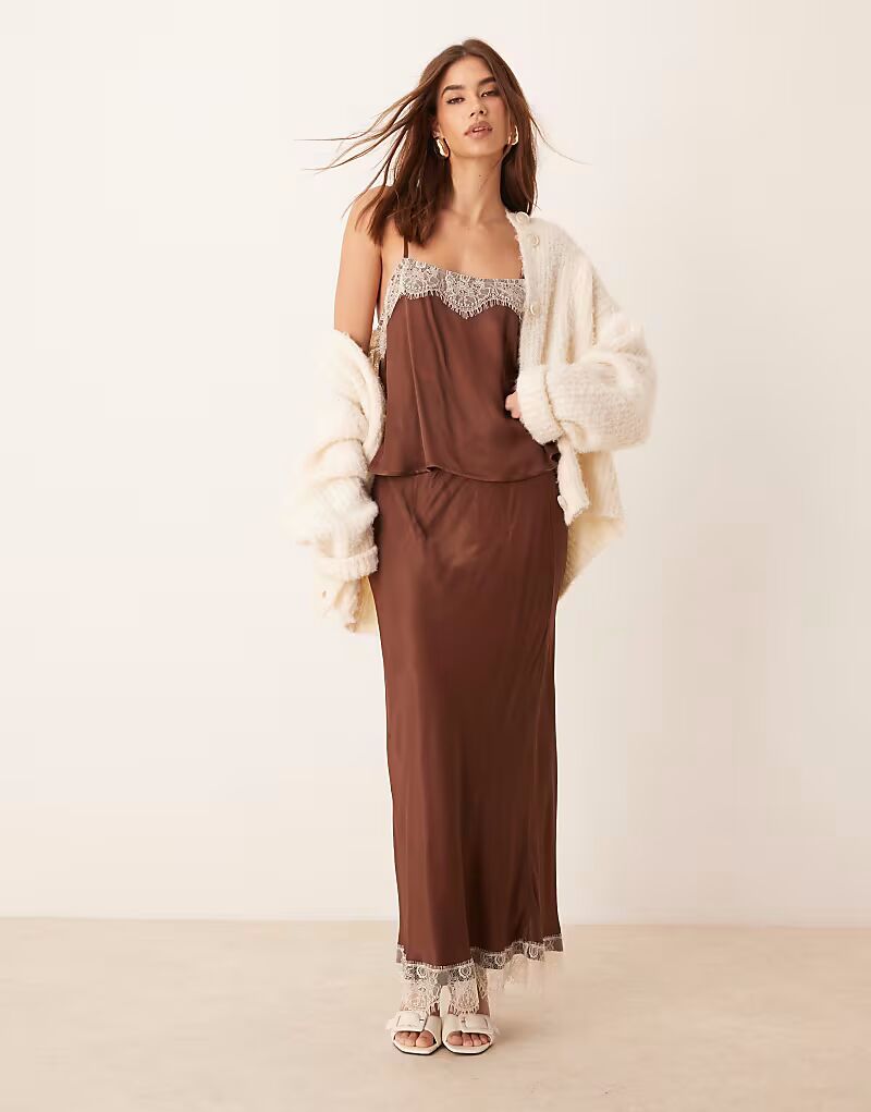

Длинная атласная юбка ASOS DESIGN с кружевным подолом коричневого цвета
