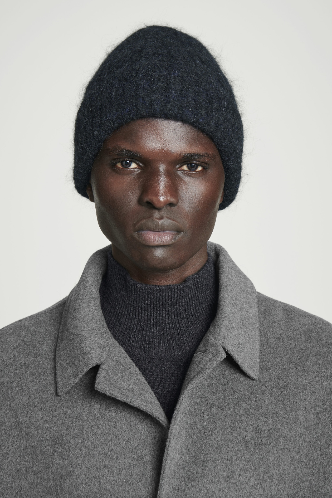 

Вязаная шапка-бини в рубчик с мохером COS, черный