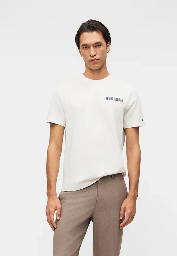 Футболка Tommy Hilfiger Summer Back Graphic Regular Tee Print, цвет светло-бежевый — фото 3