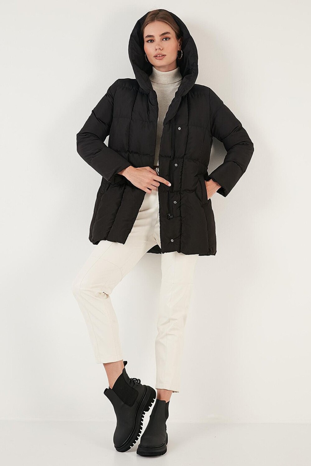 

Зимний пуховик стандартного кроя с карманами и поясом и капюшоном 55650154 Lela, черный