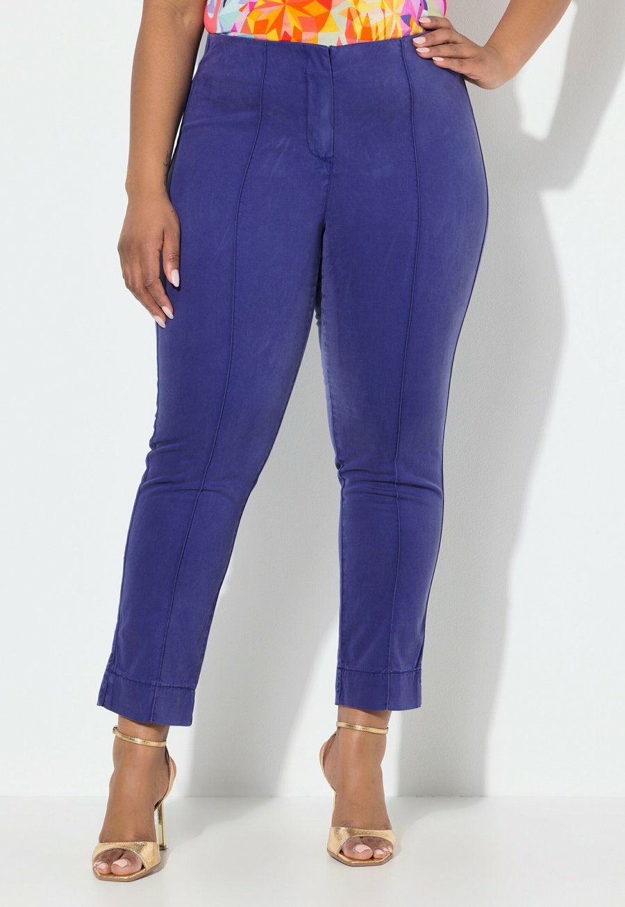 

Брюки Ulla Popken CIGARETTE PINTUCK ELASTIC WAISTBAND, Ink Blue/Purple