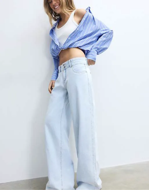 

Светлые отбеливающие джинсы с низкой посадкой и двумя пуговицами Stradivarius