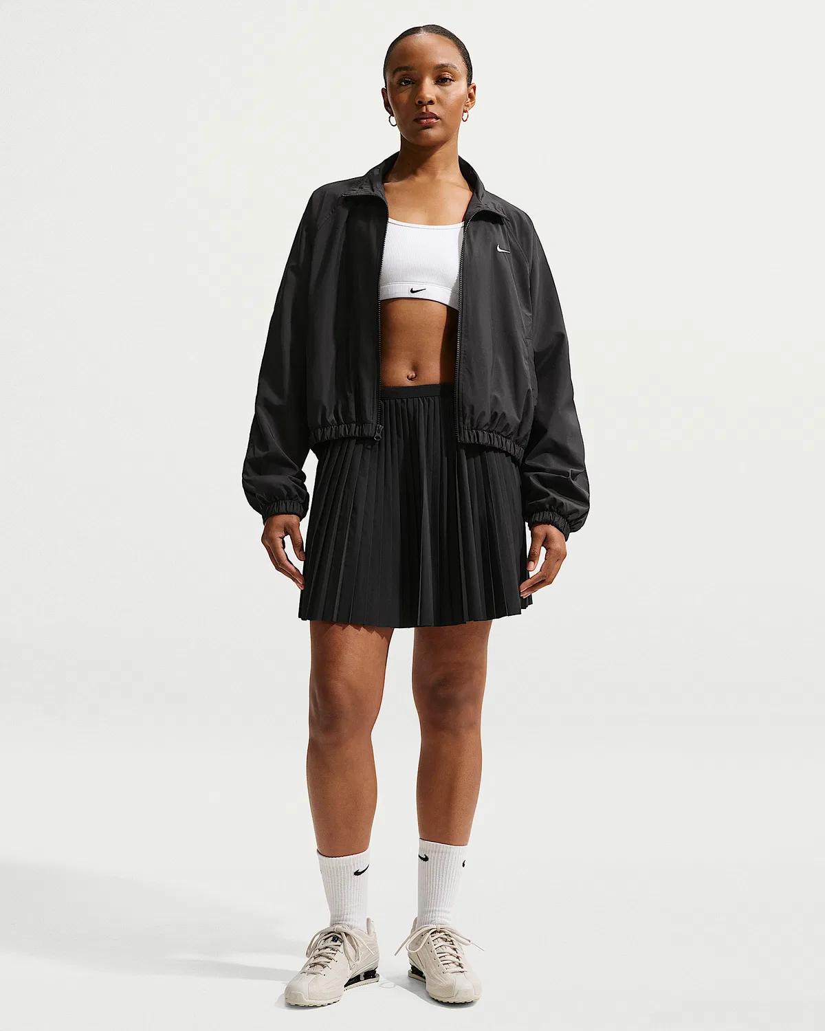 Женская оверсайз трековая куртка Nike Sportswear с защитой от УФ, Black/Sail — фото 4