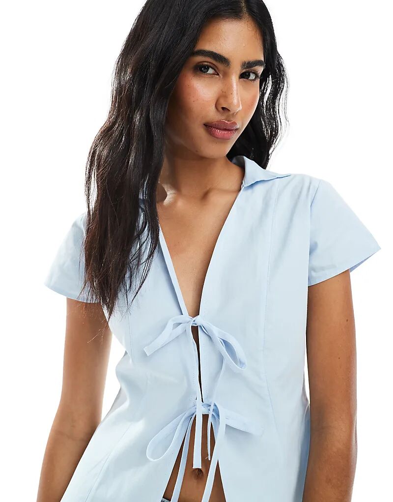 

Приталенная рубашка из поплина с завязкой спереди ASOS DESIGN синего цвета