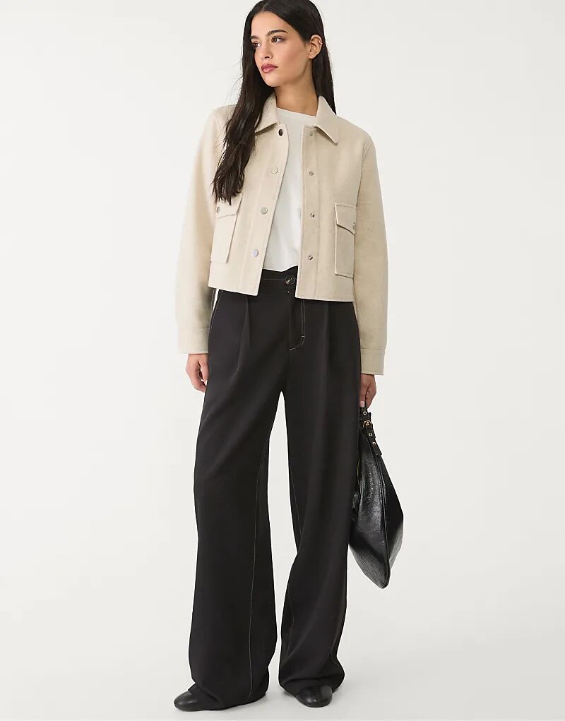 

Мягкая короткая куртка Stradivarius цвета экрю