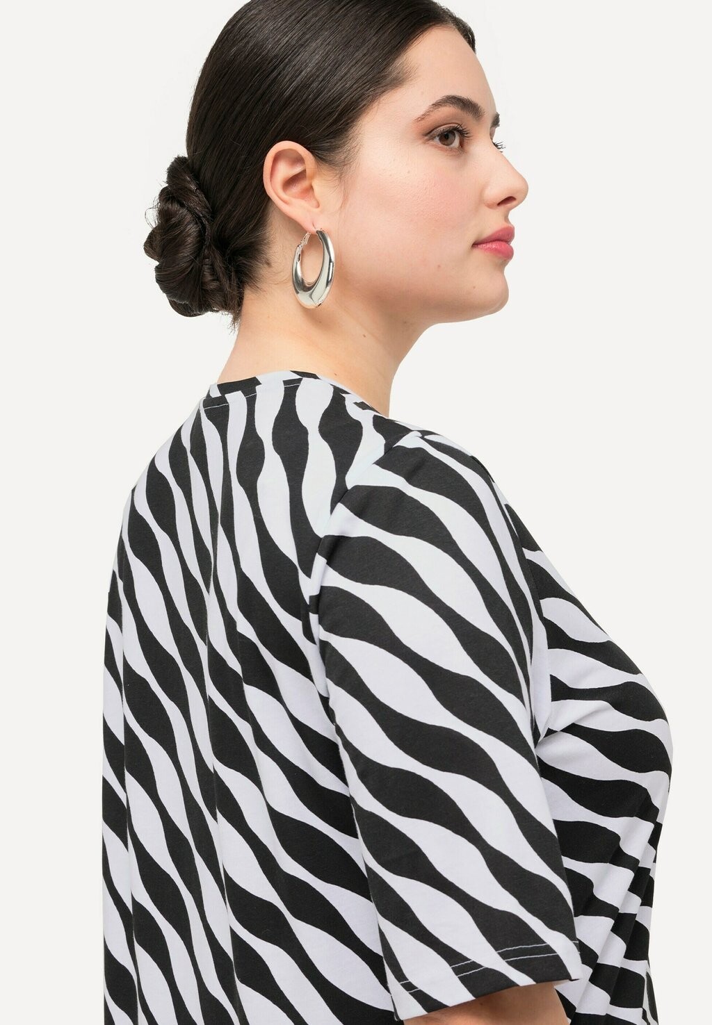 

Футболка с принтом WAVY DIAGONAL STRIPED Ulla Popken, черный