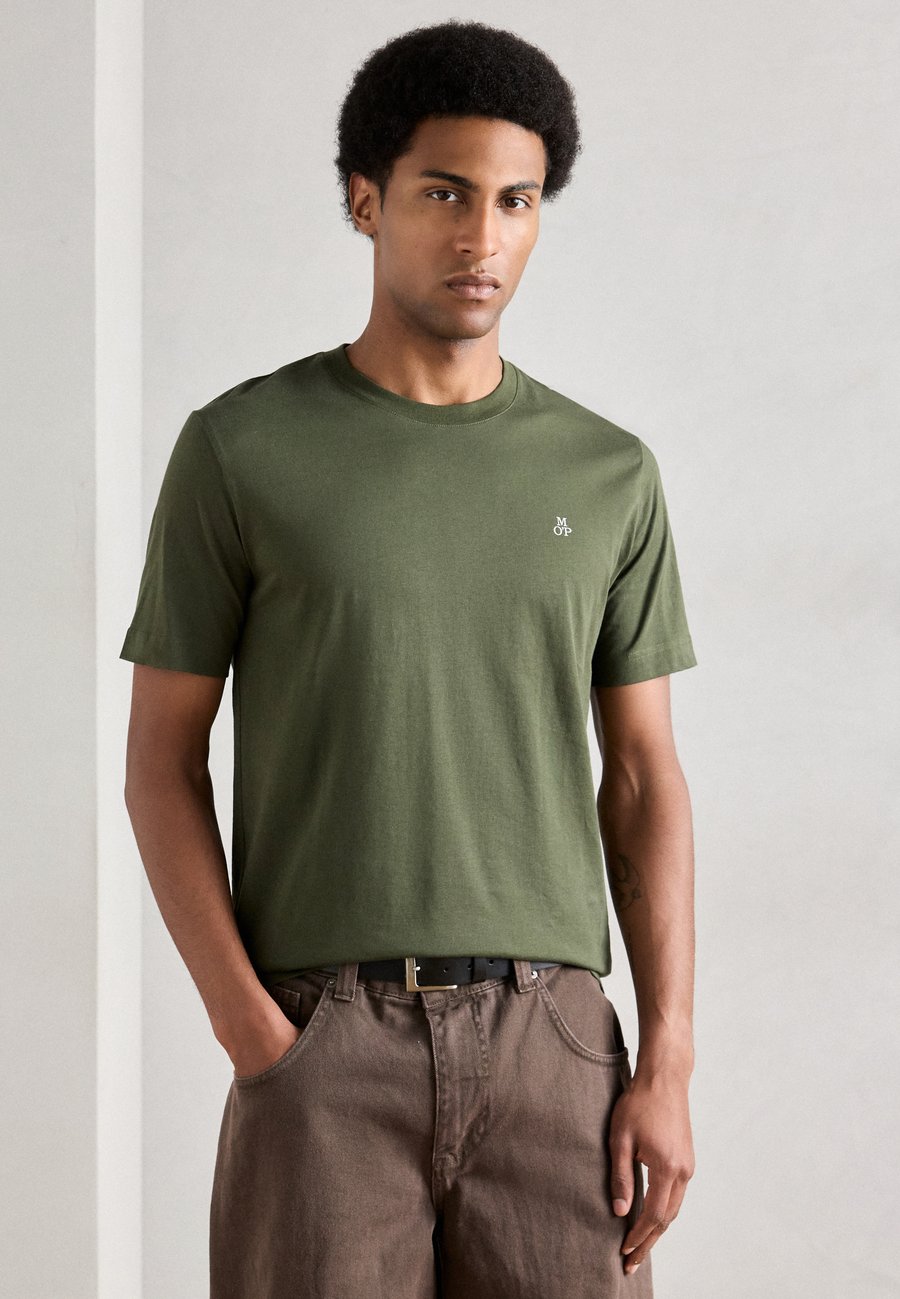 

Футболка Marc O'Polo SHORT SLEEVE LOGO PRINT CREWNECK, Dried Herb/Green, Зеленый, Футболка Marc O'Polo SHORT SLEEVE LOGO PRINT CREWNECK, Dried Herb/Green