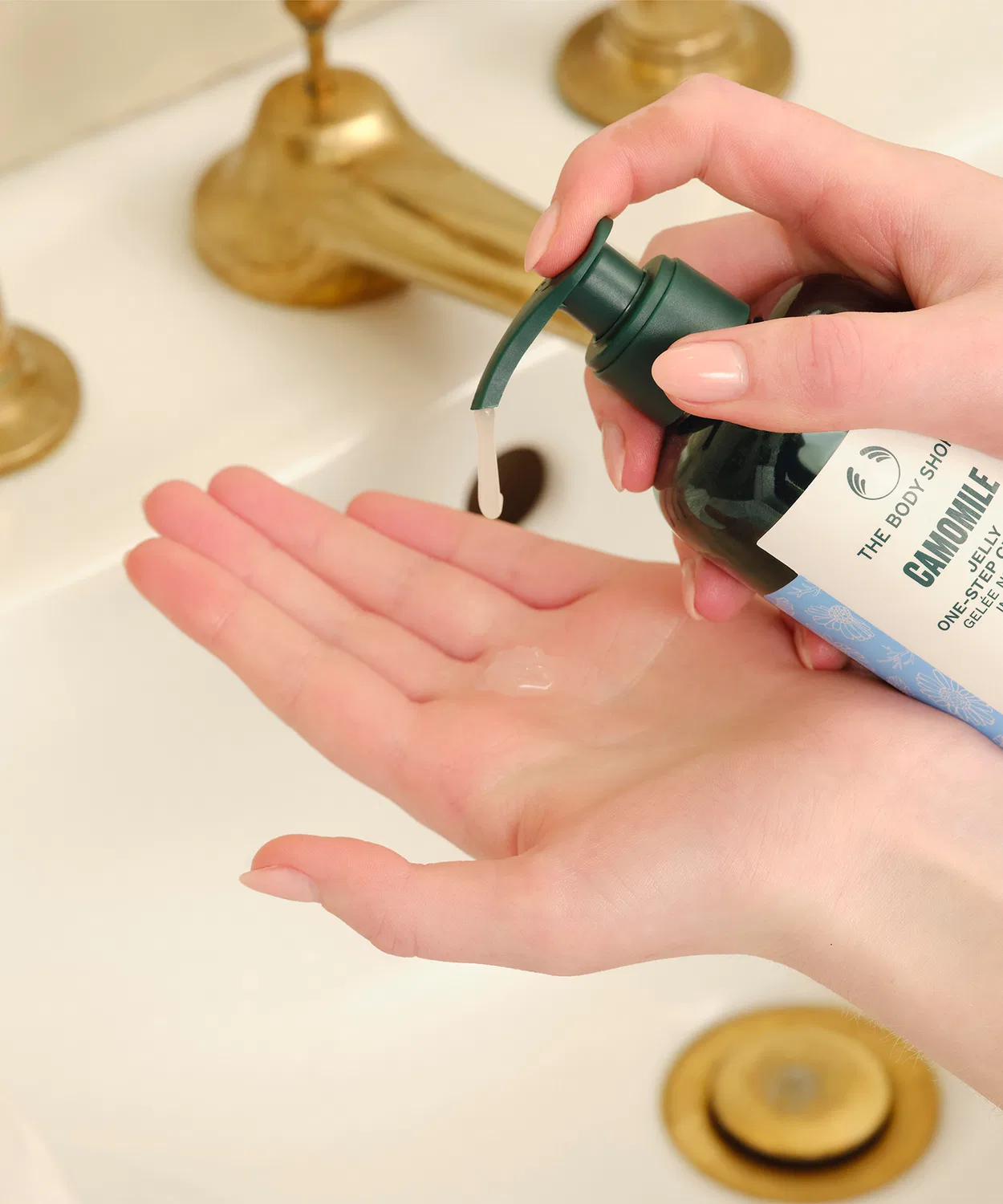 Гель для умывания The Body Shop — Гель- для умывания С алоэ и ромашкой, , бесцветный, 245 мл — фото 3