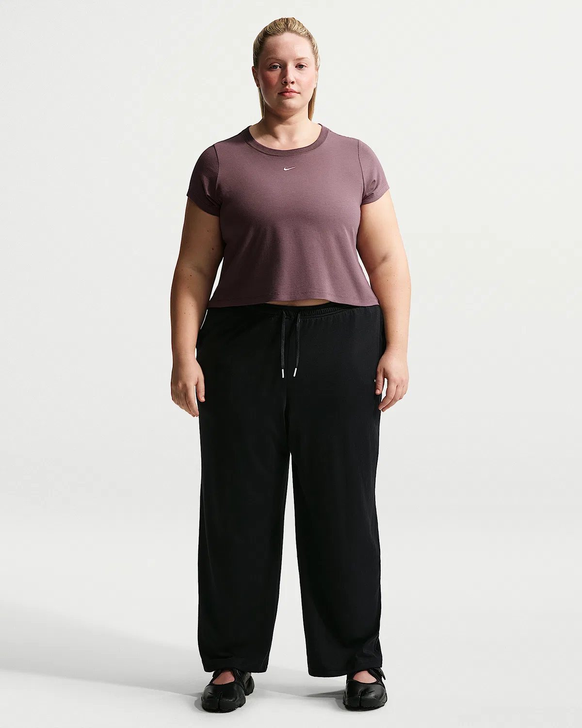 Женские брюки со свободным низом средней посадки (плюс сайз) Nike Sportswear Chill Knit, Black/Chalk