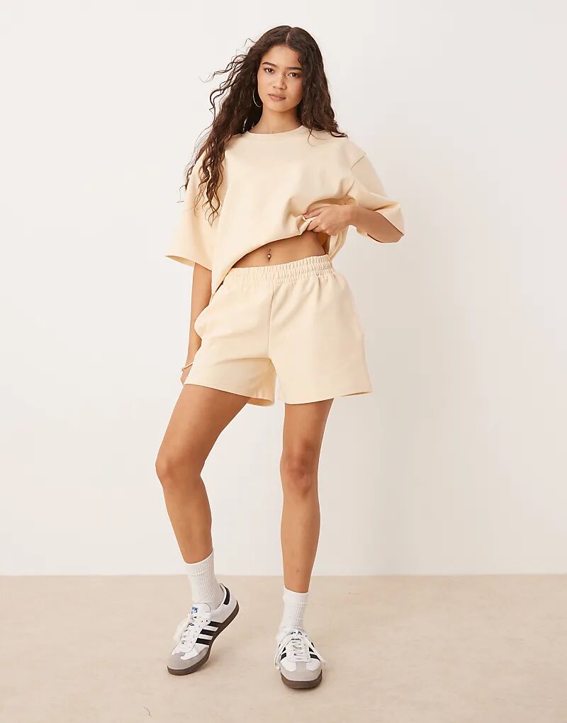 

Короткие шорты из кофты-транслэка ASOS DESIGN цвета пахты