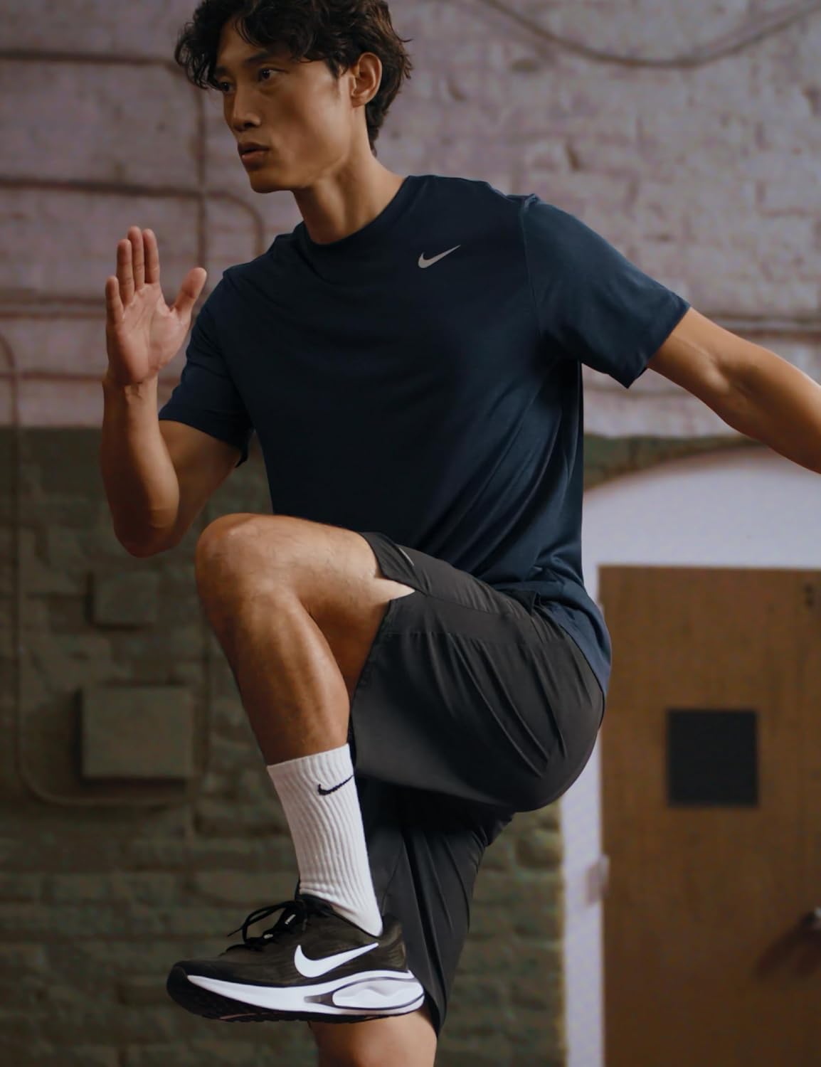 Мужские беговые кроссовки Nike Journey Run для шоссе, белый/черный — фото 2