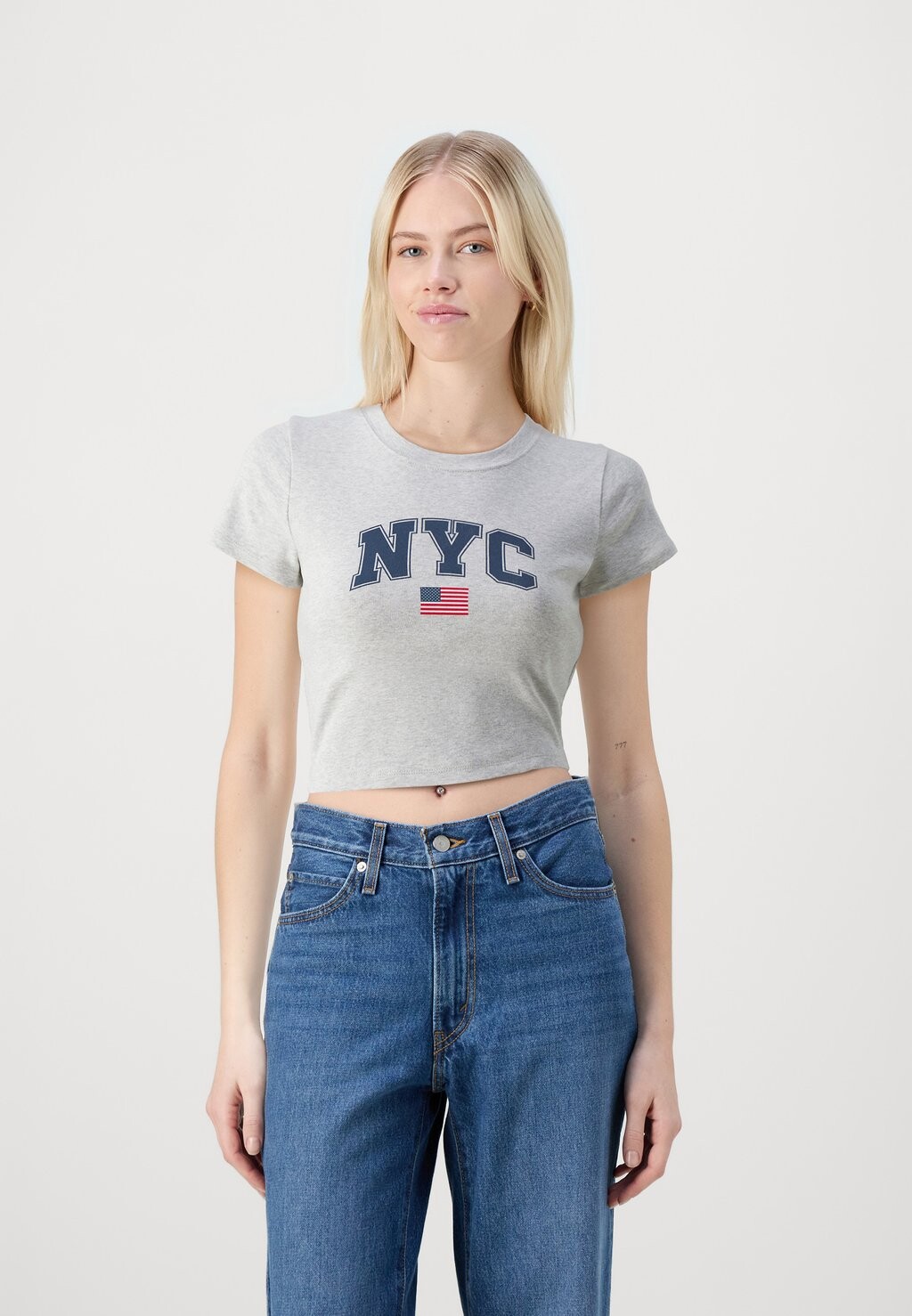 

Принт на футболке Hollister Co., серый