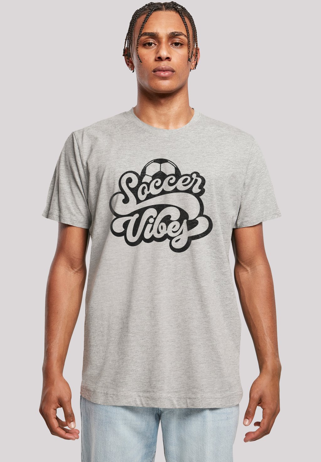 

Футболка с принтом SOCCER VIBES TYPOGRAPHY GRAPHIC F4NT4STIC, серый