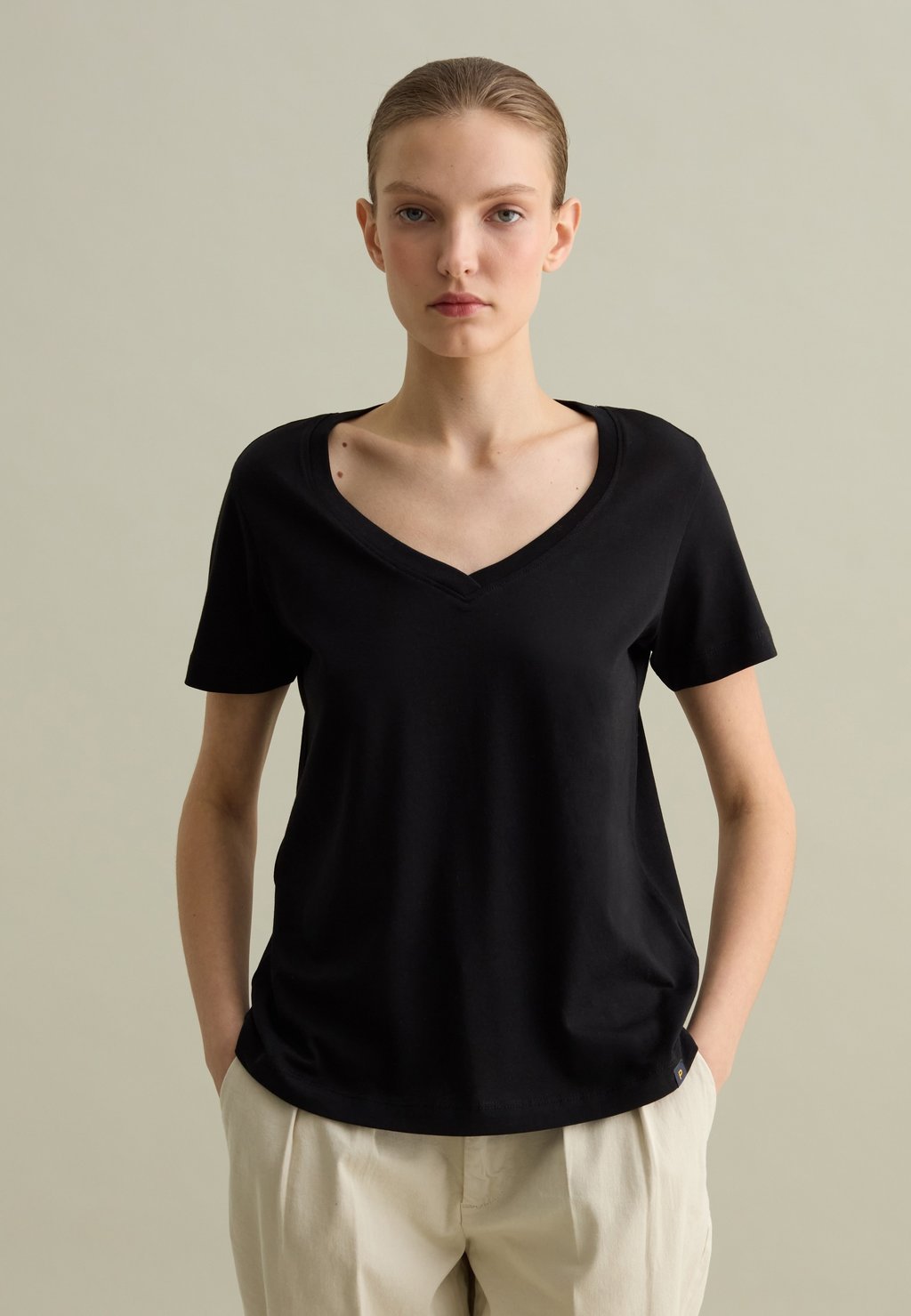 

Базовая футболка V-NECK PIOMBO, черный