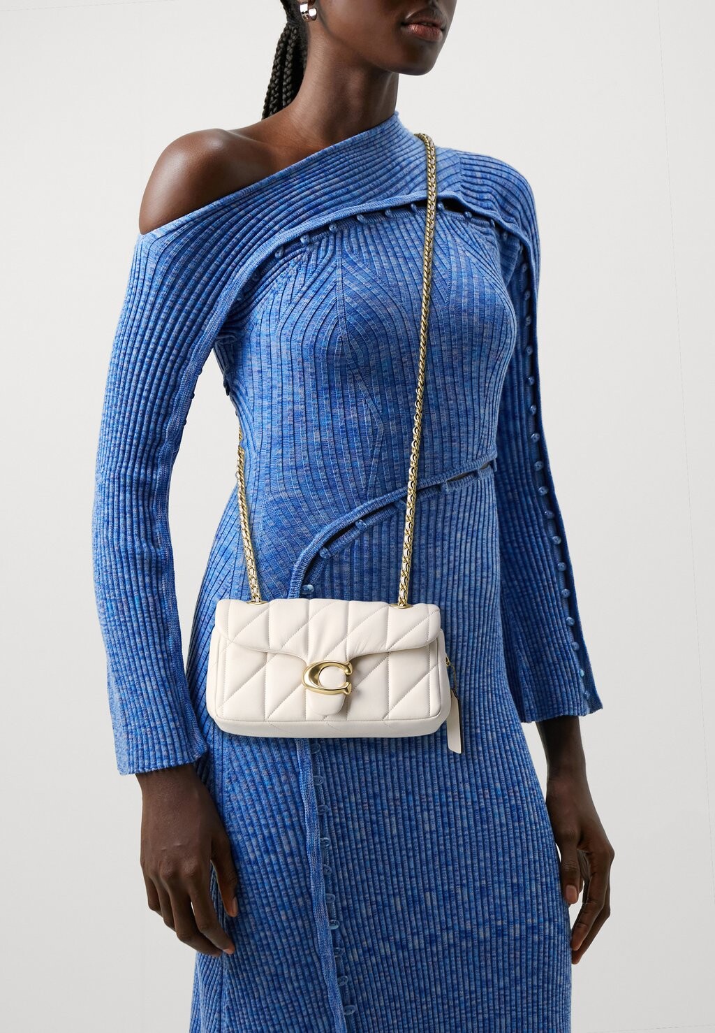 

Сумочка Quilted Tabby Shoulder Bag With Chain Coach, цвет chalk