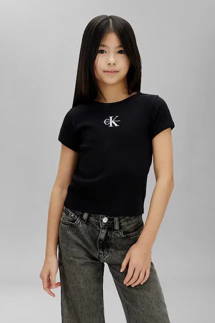 Футболка с коротким рукавом культовым логотипом Calvin Klein Jeans, черная