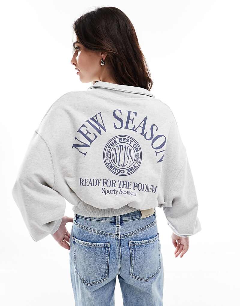

Pull&Bear – Короткая толстовка светло-серого цвета с воротником-поло и принтом