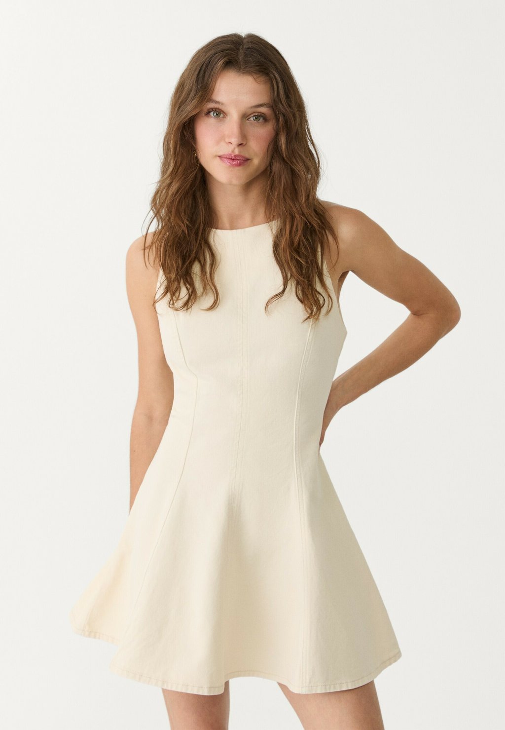 

Джинсовое платье SLEEVELESS Stradivarius, бежевый