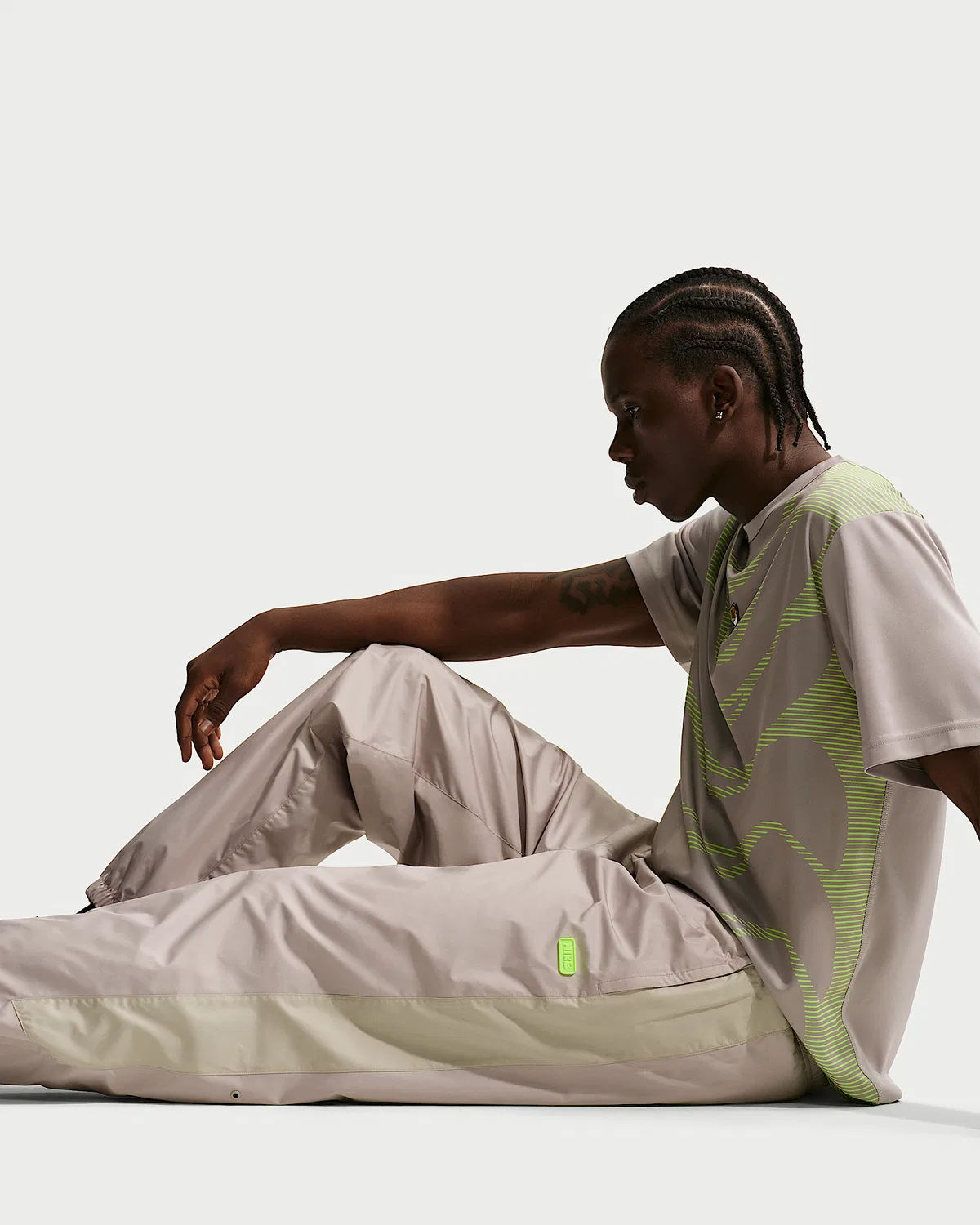 Мужские спортивные штаны Nike Windrunner с принтом, Moon Particle/Cream II/Volt — фото 4