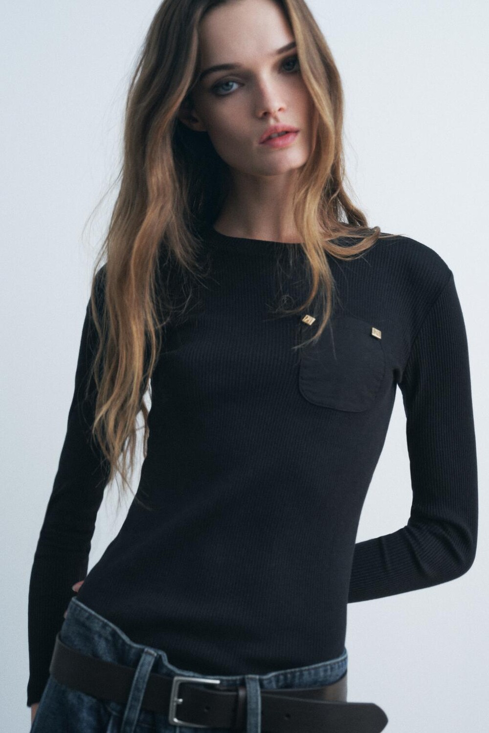 

Футболка с ребристым карманом ZARA, черный