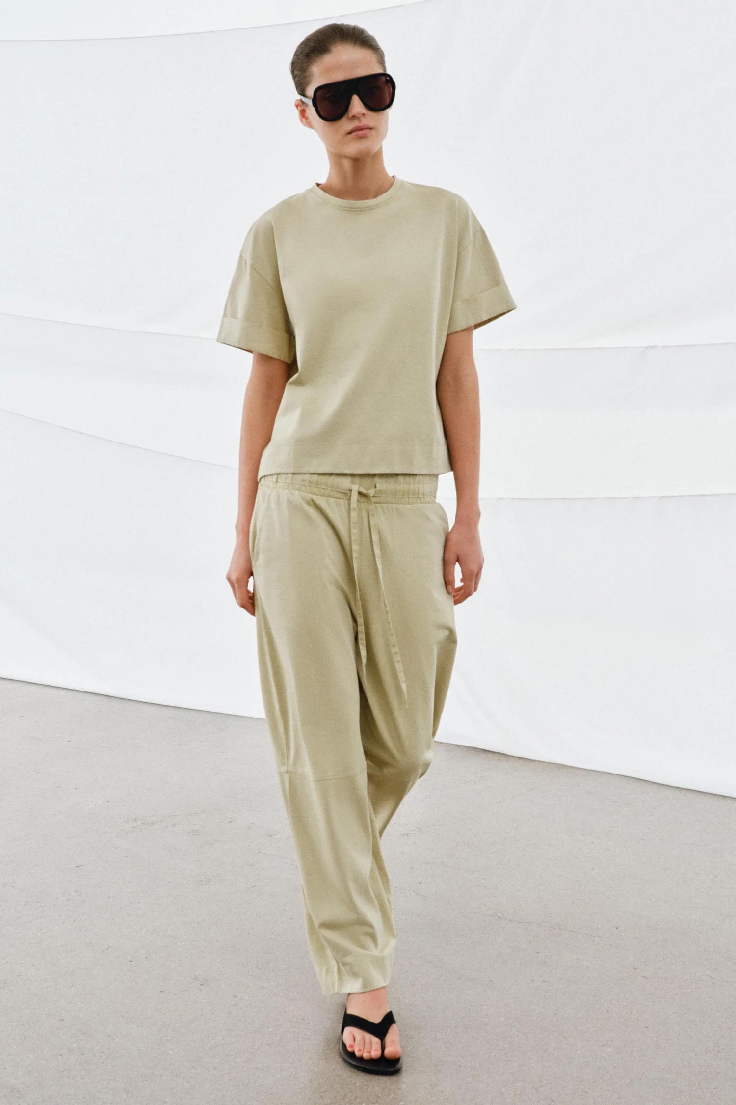 Брюки из плотного хлопка с широкими штанинами Zara, светло-зеленый