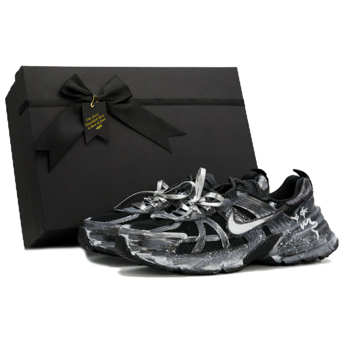 

Nike V2K Беговые устойчивые к истиранию низкие повседневные тренировочные городские кроссовки для мужчин черный - кибер-серебряный чернильный короб, цвет Cyber Silver Ink Box