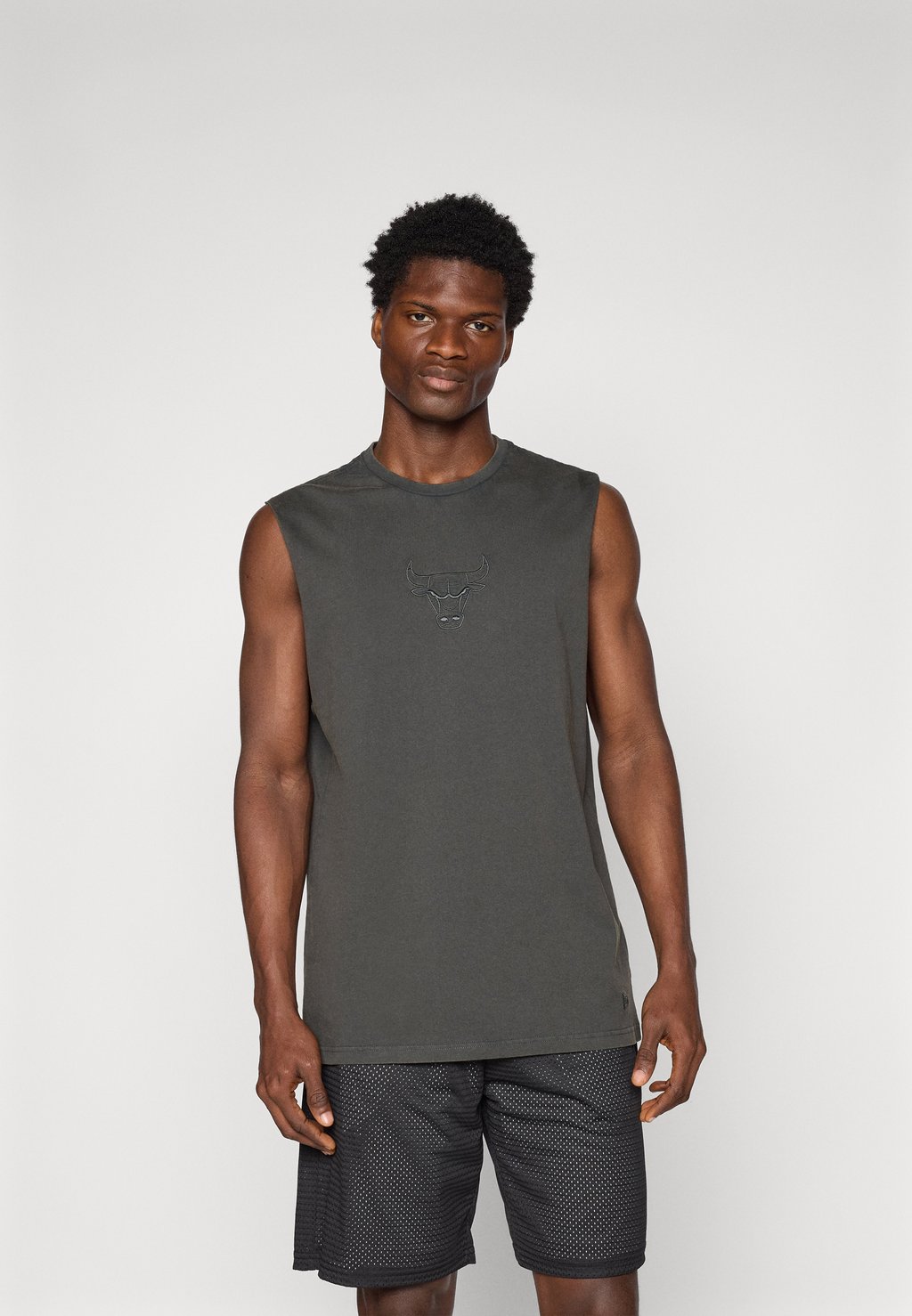 

Майка NBA CHICAGO BULLS WASHED SLEEVELESS TEE - Club wear New Era, серый