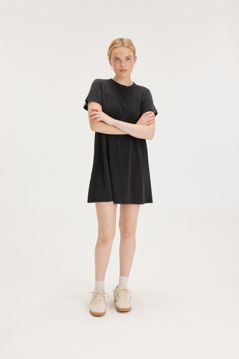 

Короткое платье-футболка Monki, черный