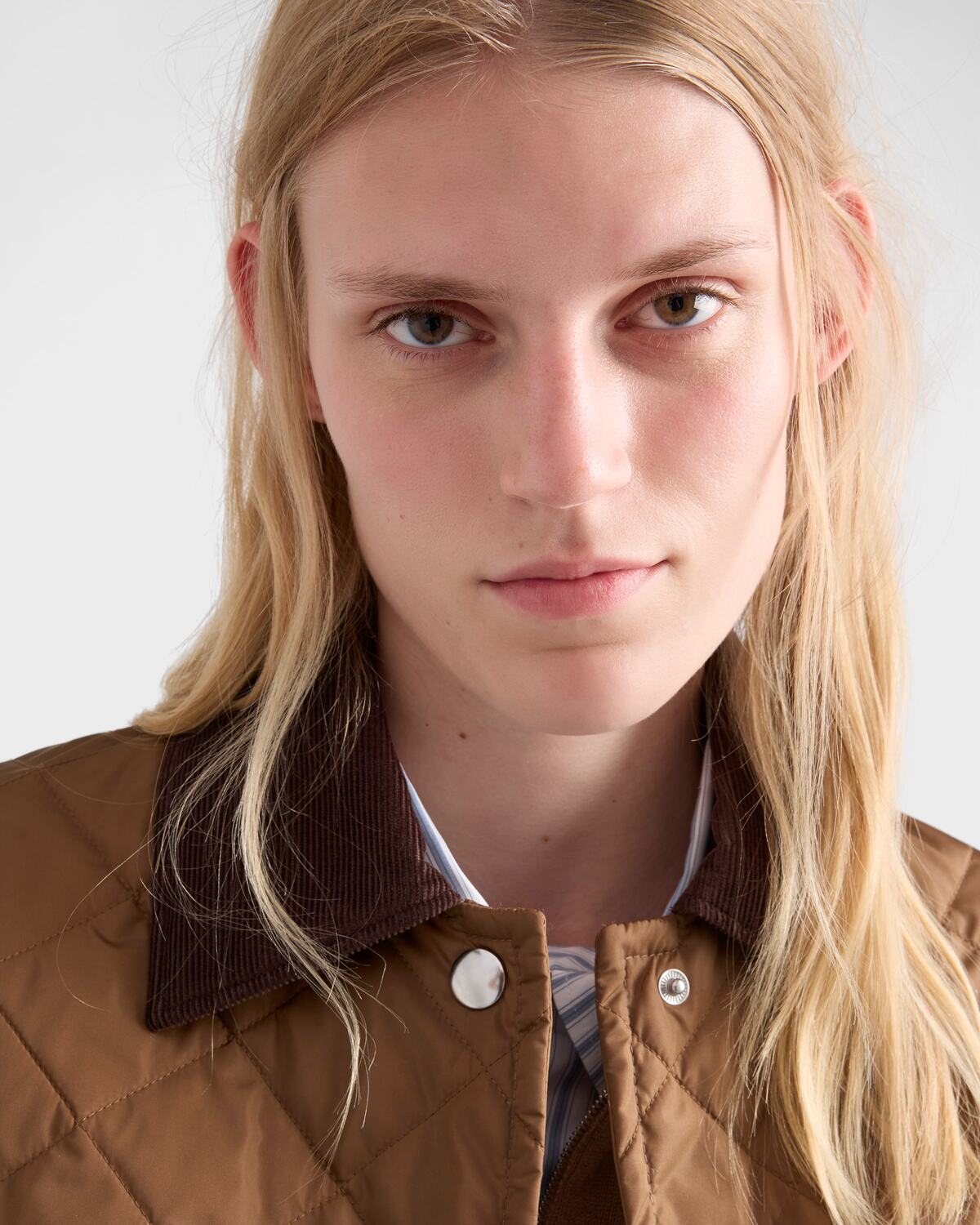 Укороченная куртка из легкого Re-Nylon Prada, бежевый — фото 3