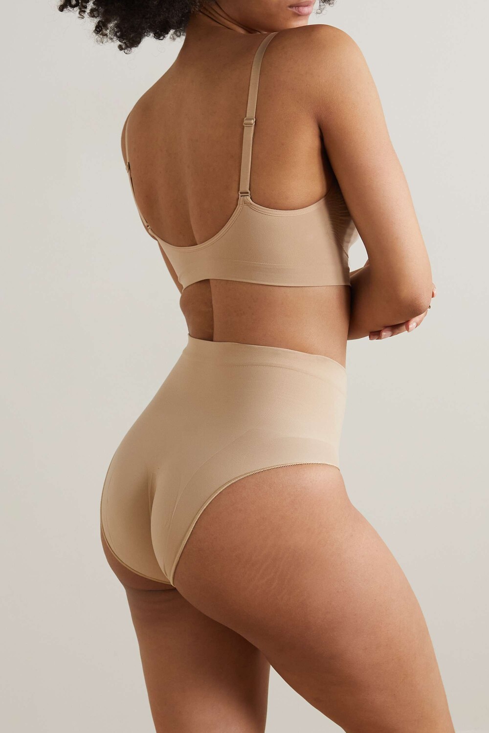 

SKIMS Бесшовные трусы Sculpt Sculpting Mid Waist - Mica, бежевый