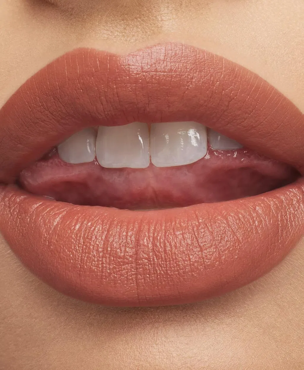Матовая помада MAC ximal Silky Lipstick Taupe Brown Mac — фото 4