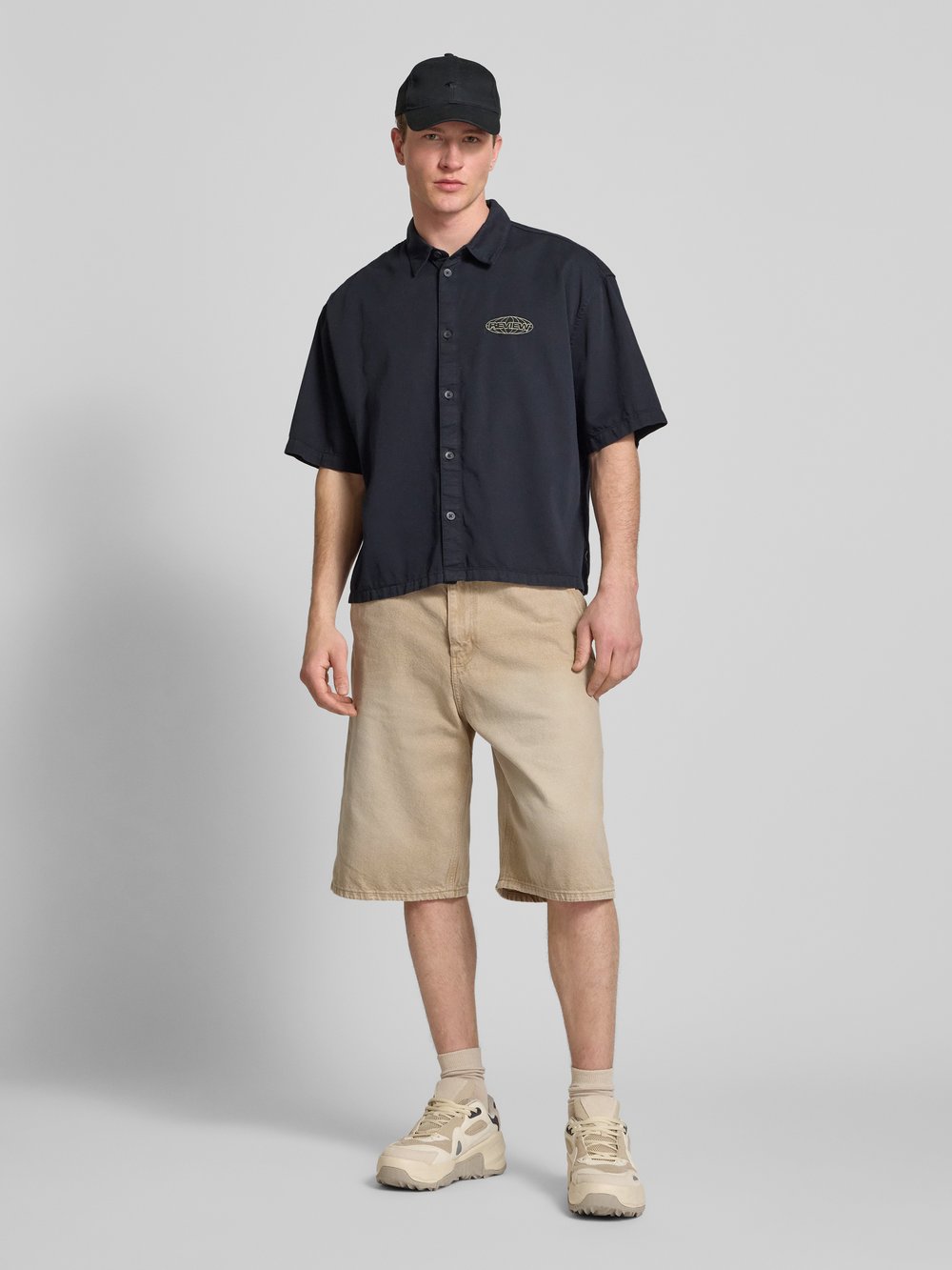 

Свободные джинсовые шорты с эффектом поношенности REVIEW, песочный