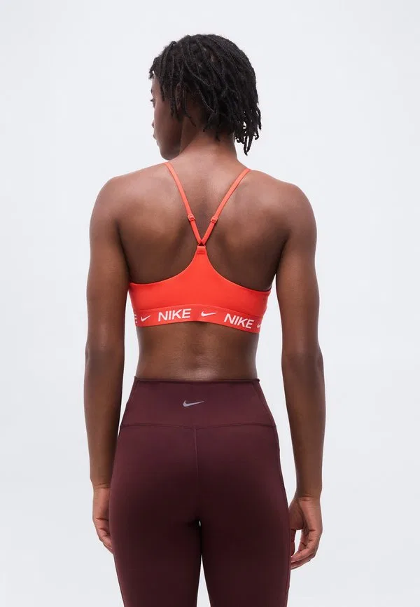 Спортивный бюстгальтер indy с легкой поддержкой Nike Performance, Light Crimson — фото 3