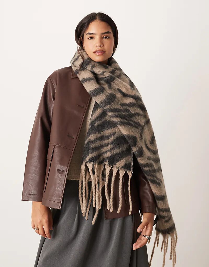 

Плетеный шарф ASOS DESIGN с пушистым рисунком зебры