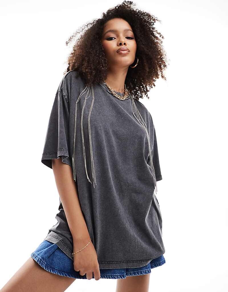 

Темно-серая оверсайз-футболка ASOS DESIGN с серебряной цепочкой