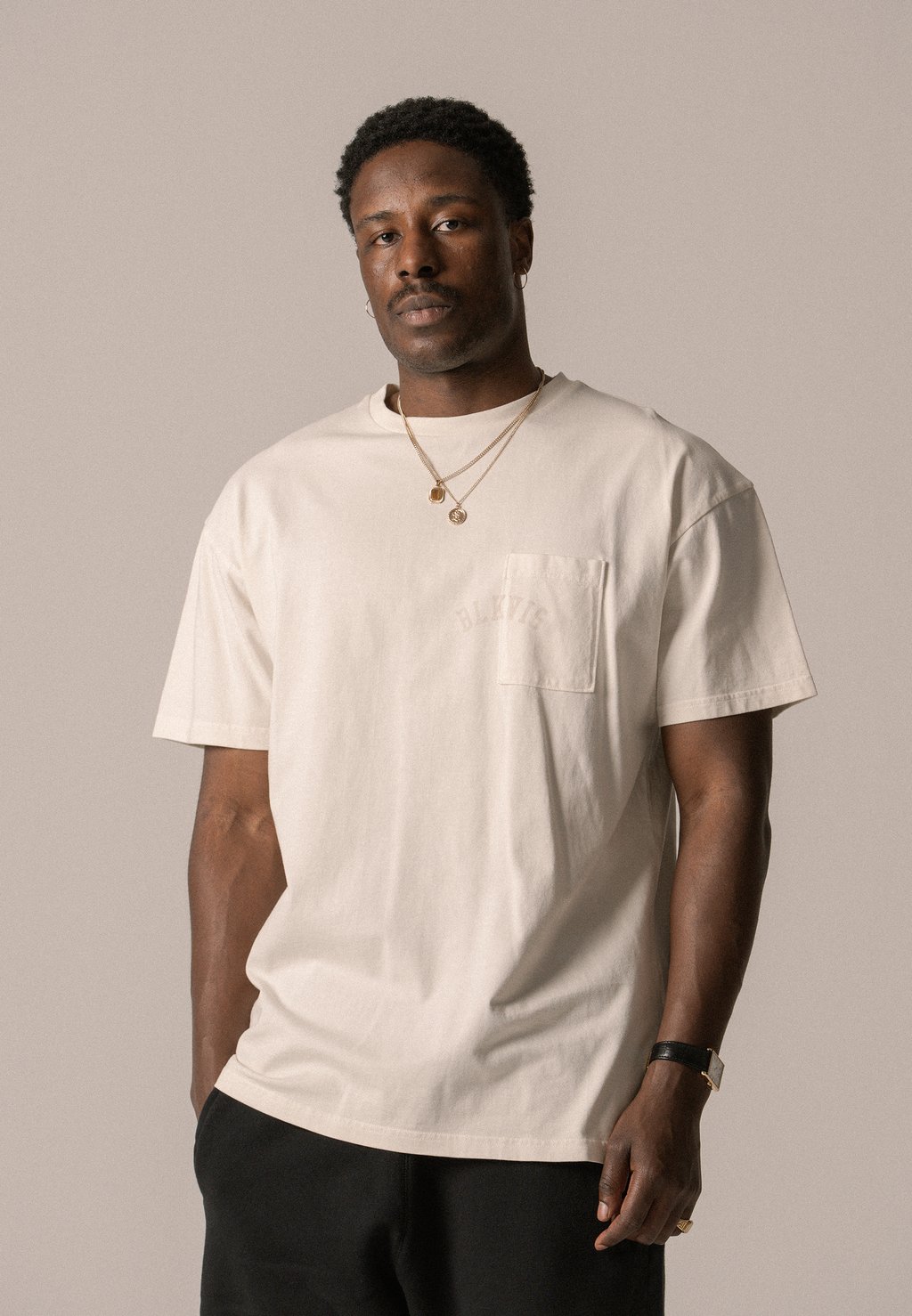 

Базовая футболка LOGO POCKET TEE UNISEX BLKVIS, кремовый