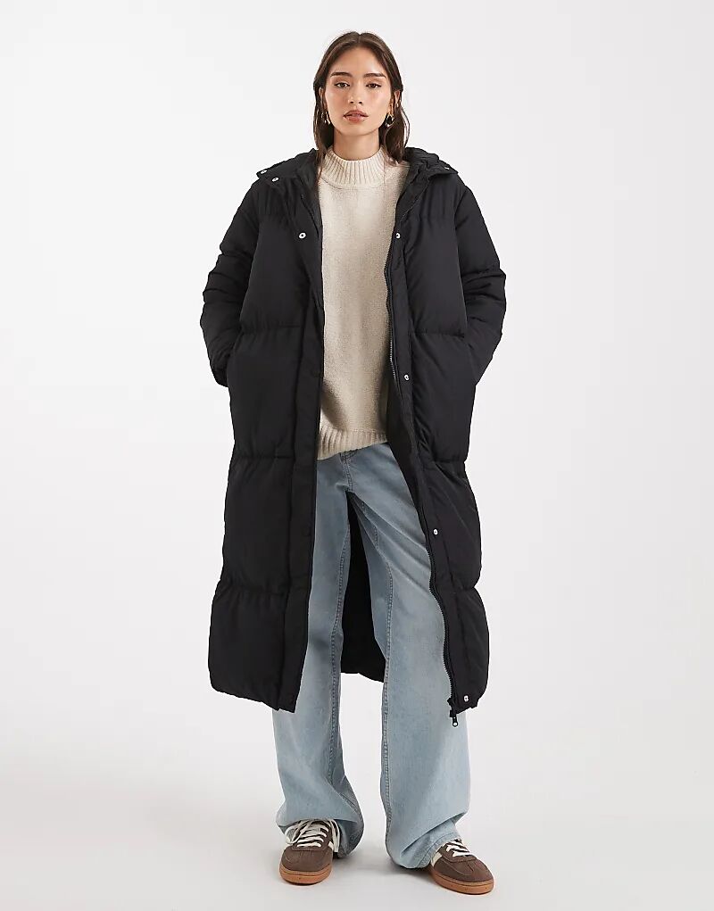 

Длинное стеганое пальто с капюшоном черного цвета